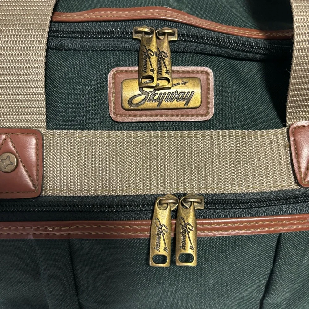 Vtg  Skyway Lg Dark Olive Green Canvas & Leather Travel Duffel Bag luggage…
